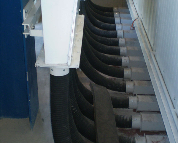 Unterflur-Absaugkanäle und Leitungen eines Absaugbodens im Strahlhaus