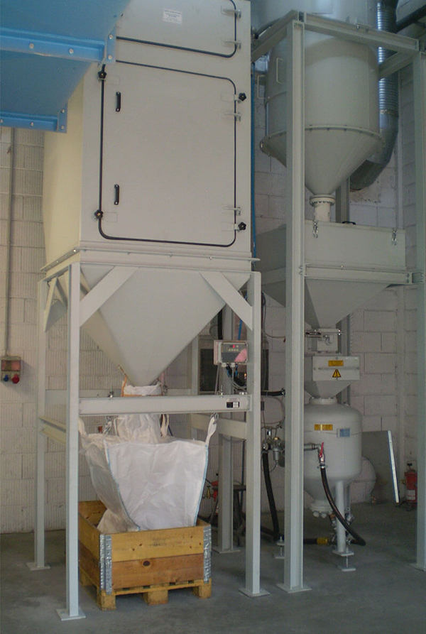 Filter- und Entstaubungsanlage für Sandstrahlhaus mit Sammelbehälter