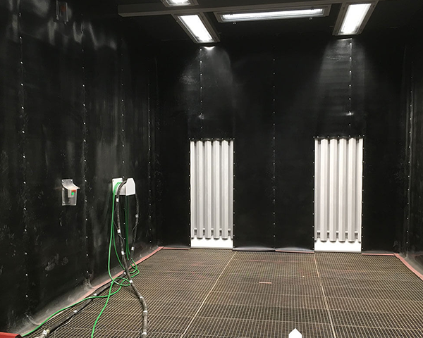 Strahlraum mit Absaugboden und Gitterrost für kontrollierte Staubabsaugung