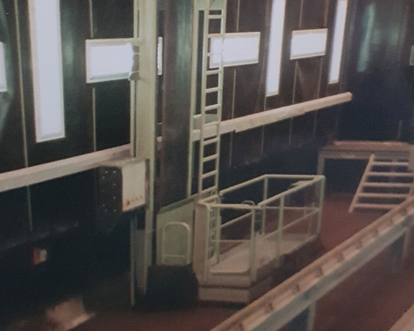 Innenraum eines Strahlhauses mit Arbeitsbühne für grosse Werkstücke