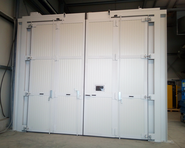 Grosses Strahlhaustor mit Doppelflügel für Einfahrt grosser Werkstücke