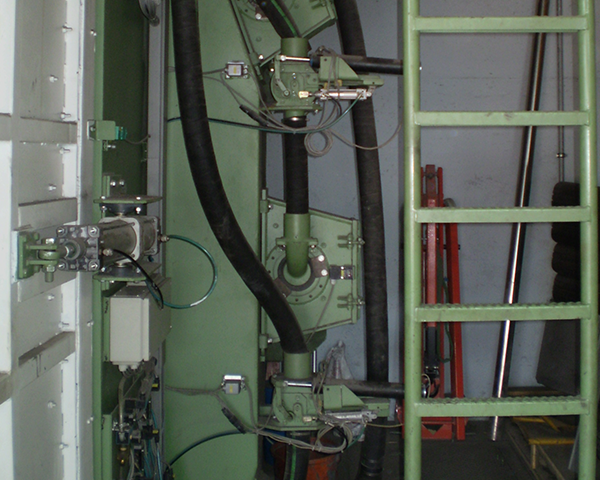 Hängebahnstrahlanlage mit mehreren Schleuderrädern – hohe Strahlleistung bei kurzen Strahlzeiten