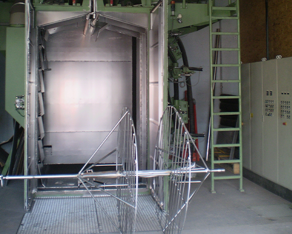 Strahlraum einer bodenbündigen Hängebahnstrahlanlage – robuste Konstruktion und gute Zugänglichkeit