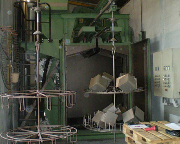 Schleuderrad-Strahlanlage mit Steuerung – industrielle Ausführung für zuverlässigen Dauerbetrieb