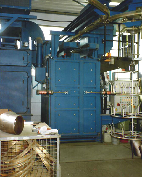 Schleuderrad Hängebahnstrahlanlage mit Gabelbahn – Strahlen von Edelstahlrohren, Bögen und Zubehör