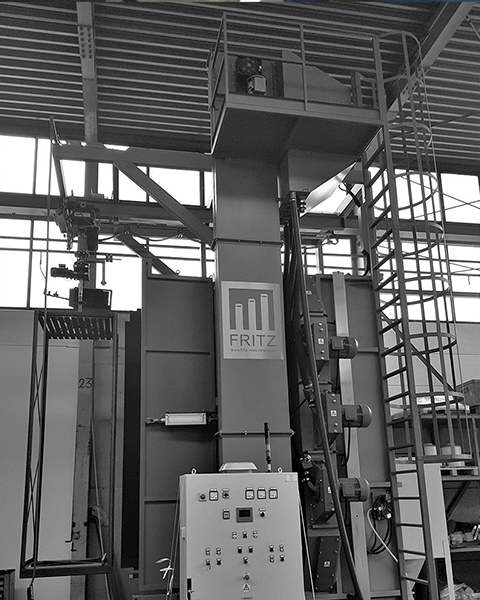 Schleuderrad Hängebahnstrahlanlage für Werkstücke bis Ø1500 mm und 3000 mm Höhe – Reinigung nach Schwelkammerofen