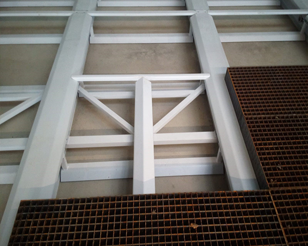 Flachförderboden im Strahlcontainer – geschlossener Strahlmittelkreislauf