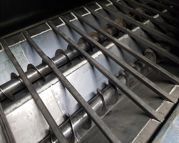 Schneckenaustragsboden im Strahlcontainer – Förderschnecke zur Strahlmittelrückführung