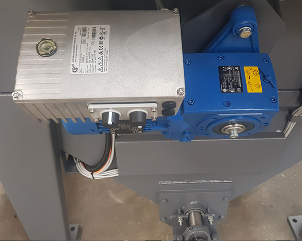 Antriebstechnik einer Druckstrahlkabine mit geregeltem Werkstückhandling