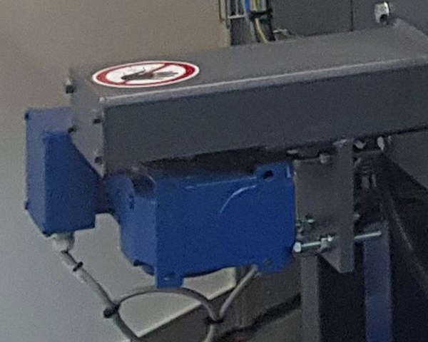 Seitliche Strahl- und Führungstechnik einer Druckstrahlkabine im Detail