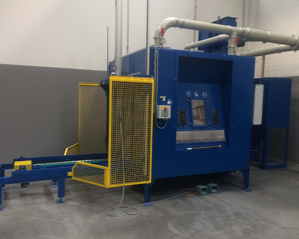 fritz_maschinen_druckstrahlkabinen_fahrtisch_schwere_werkstuecke_600x480 Grosse Druckstrahlkabine mit Fahrtisch bis 5 Tonnen Beladung