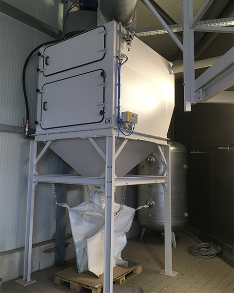 Filteranlage für Sandstrahltechnik mit Big-Bag-Staubabsackung und angeschlossenem Druckluftbehälter