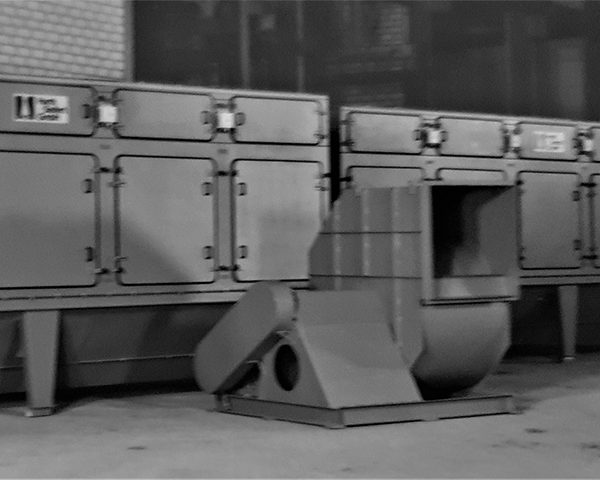 Grosse industrielle Filteranlage für Strahltechnik mit Ventilator und mehrteiliger Filtereinheit