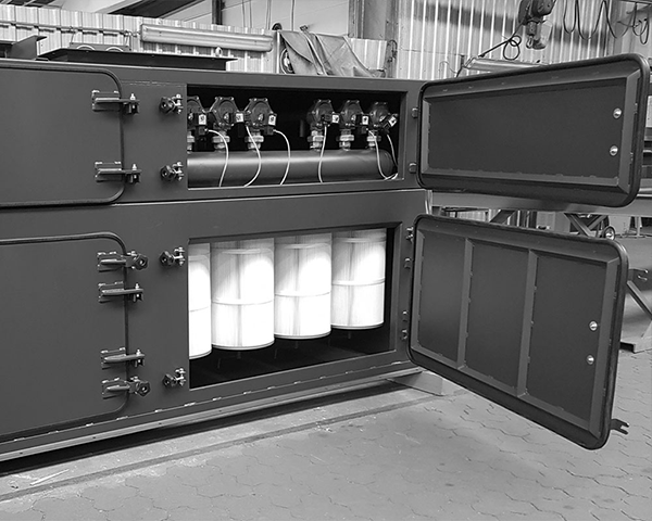 Industrieller Patronenfilter von Fritz Maschinen mit geöffneten Wartungstüren und sichtbaren Filterpatronen